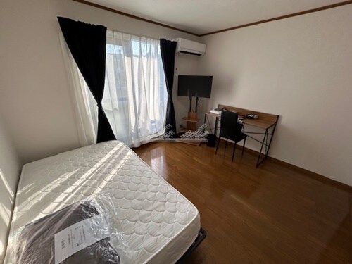 物件内観写真7　(ベッド、机椅子、テレビ等リブマックス仕様の家具家電付き)