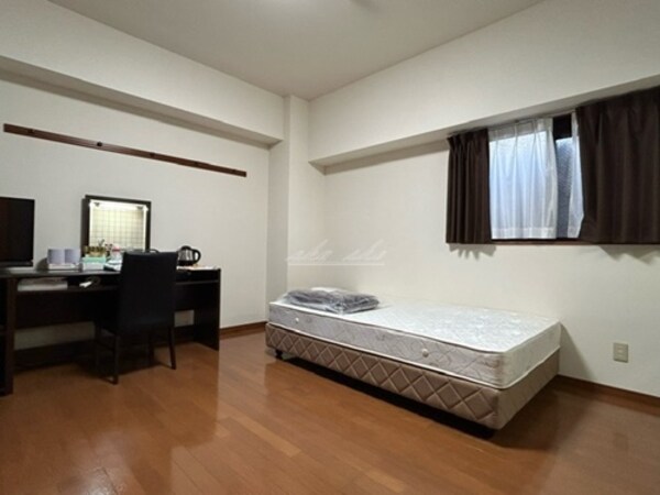 居室(備え付け家具備品（同仕様）)