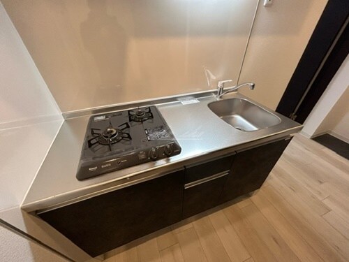 物件内観写真4　(電子レンジ、冷蔵庫など家具家電を賃料内で設置)