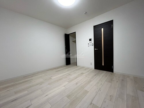 物件内観写真6　(ベッド、机椅子、テレビ、掃除など家具家電を賃料内で設置)