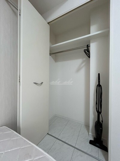 物件内観写真10　(ベッド、机椅子、テレビ等リブマックス仕様の家具家電付き)