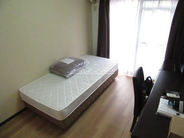 物件内観写真4　(ベッド、机椅子、テレビ等リブマックス仕様の家具家電付き)