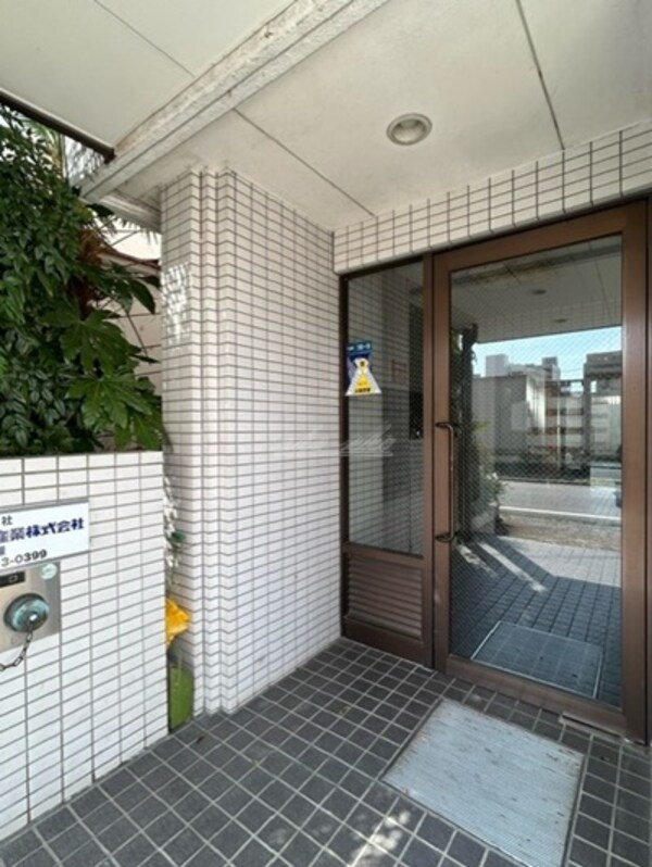 エントランス(備え付け家具備品（同仕様）)