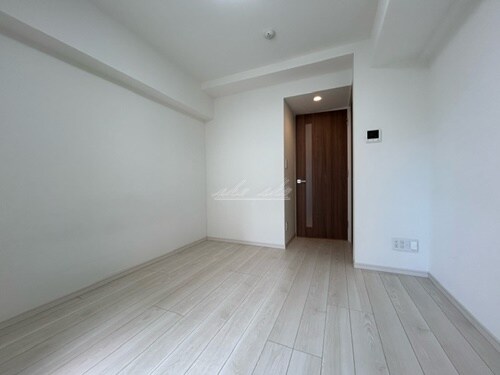 物件内観写真4　(ベッド、机椅子、テレビ、掃除機など家具家電を賃料内で設置)