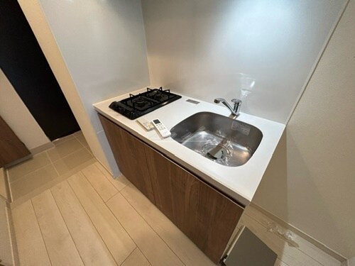 物件内観写真5　(電子レンジ、冷蔵庫など家具家電を賃料内で設置)