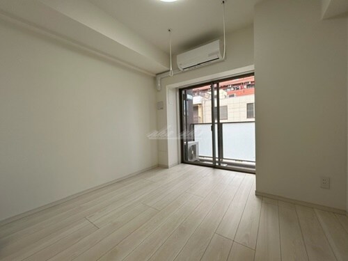 物件内観写真7　(ベッド、机椅子、テレビ、掃除機など家具家電を賃料内で設置)