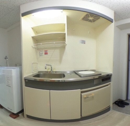 物件内観写真4　(冷蔵庫、電子レンジ、IH１口コンロ)