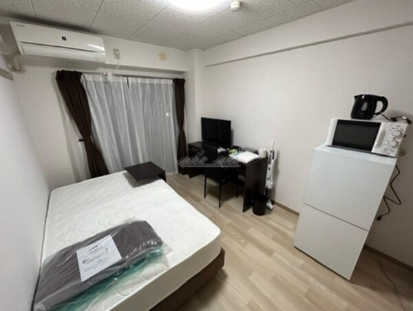 寝室(シモンズベッド、マット、机、椅子、カーテン、掃除機、テレビ、)
