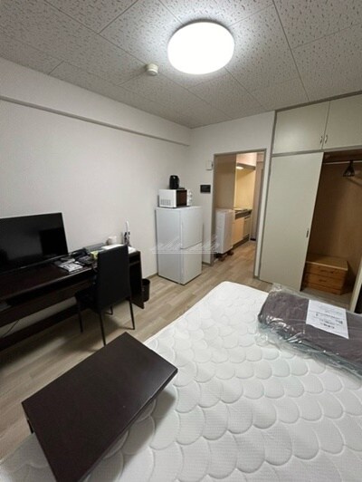 物件内観写真15　(シモンズベッド、マット、机、椅子、カーテン、掃除機、テレビ、)