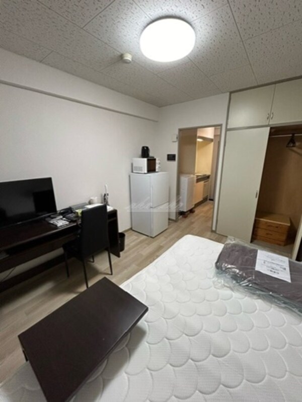 居室(シモンズベッド、マット、机、椅子、テレビ、エアコン、掃除機、)