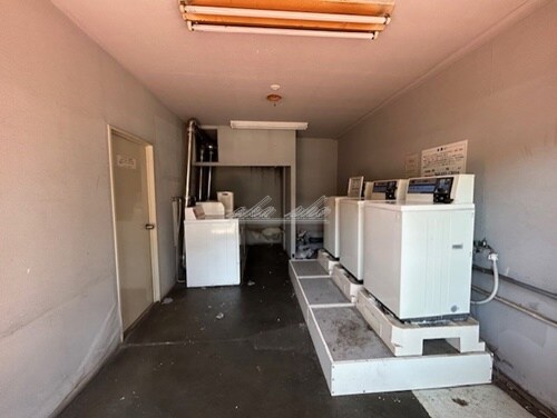 物件内観写真14　(敷地内コインランドリー)