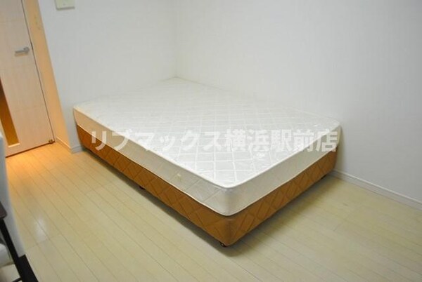 寝室(家具家電付きで引越しの手間と費用が抑えられます。)