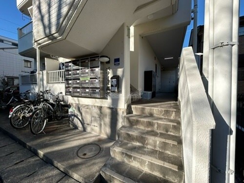 物件外観写真2　(備え付け家具備品（同仕様）)