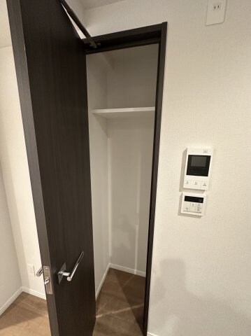 物件内観写真7　(キッチン側収納。)