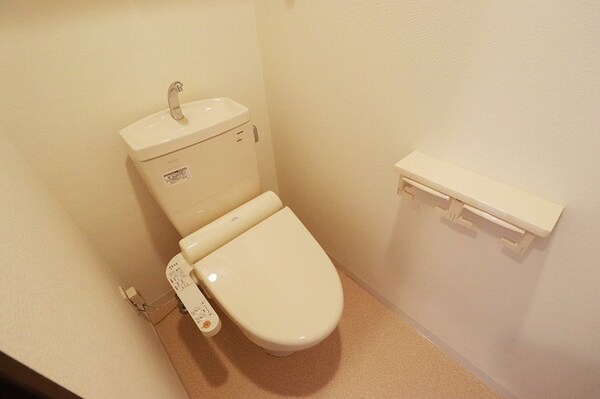トイレ(別号室の写真となっております。)