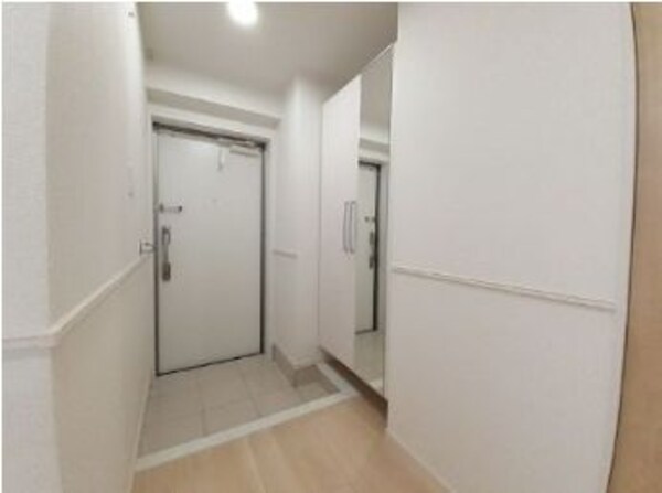 玄関(建築中の為、施工会社様が同じ類似物件の室内写真となります。現)