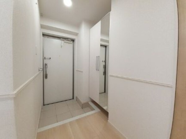 玄関(建築中の為、施工会社様が同じ類似物件の室内写真となります。現)