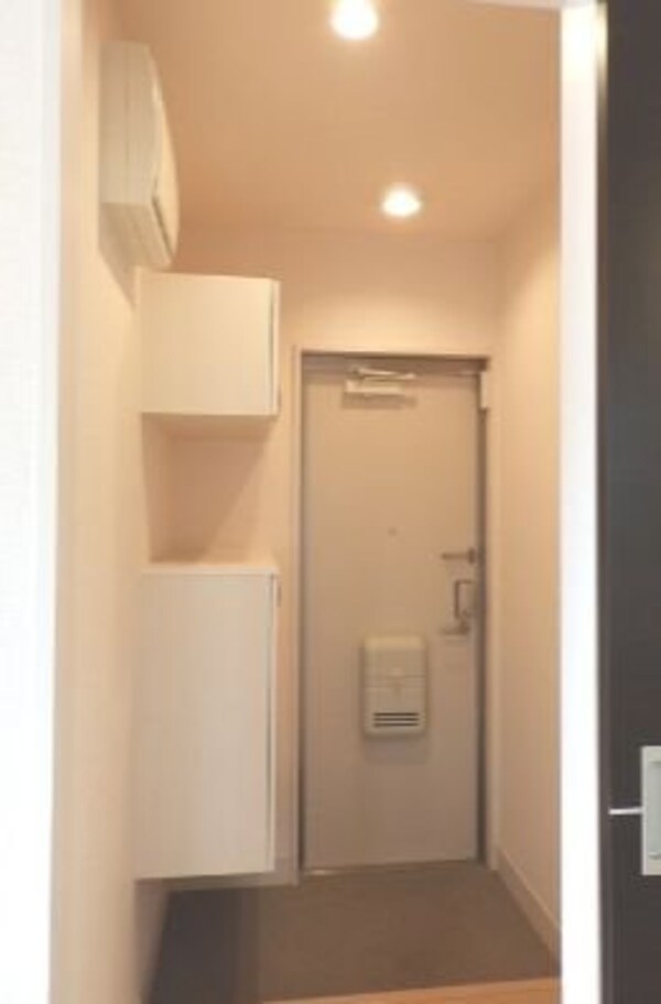 玄関(※同物件別号室参考写真)