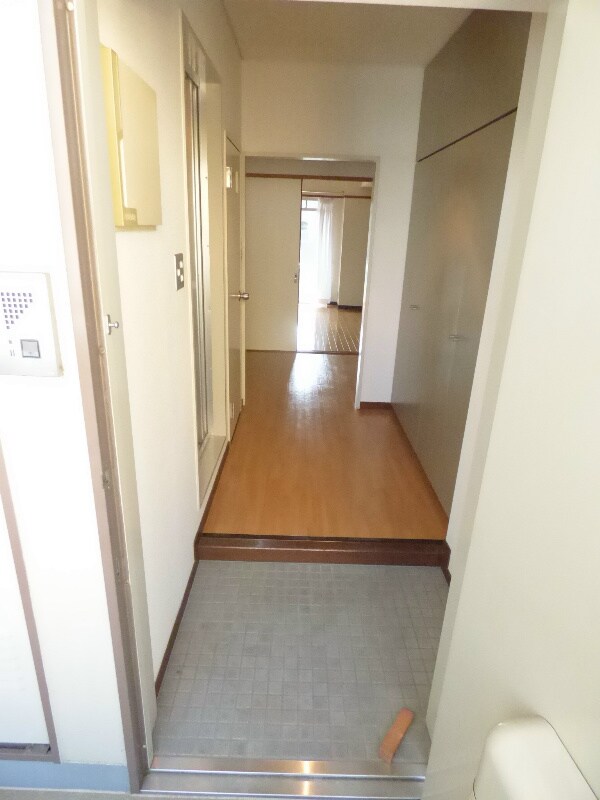 玄関(同物件別号室参考写真)