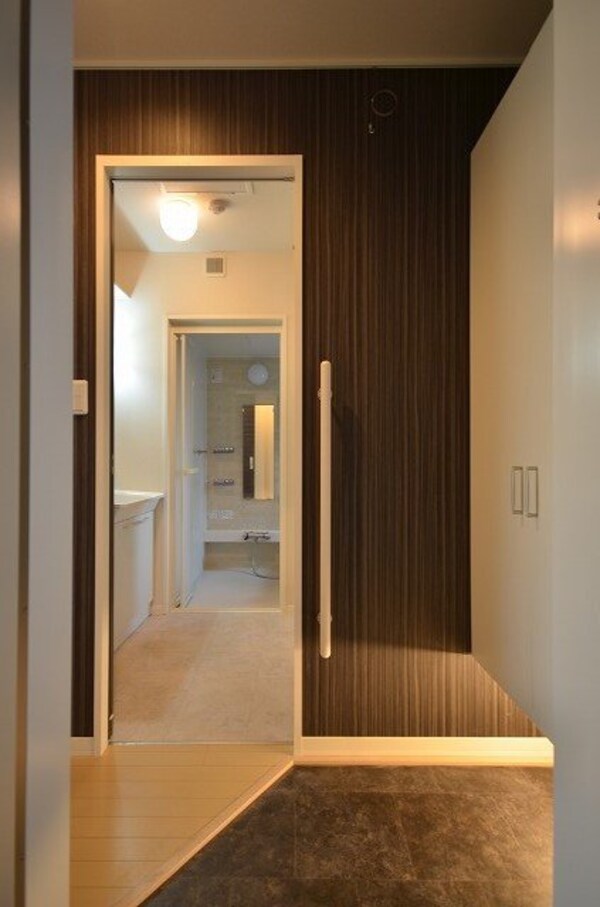 玄関(※同物件参考写真)