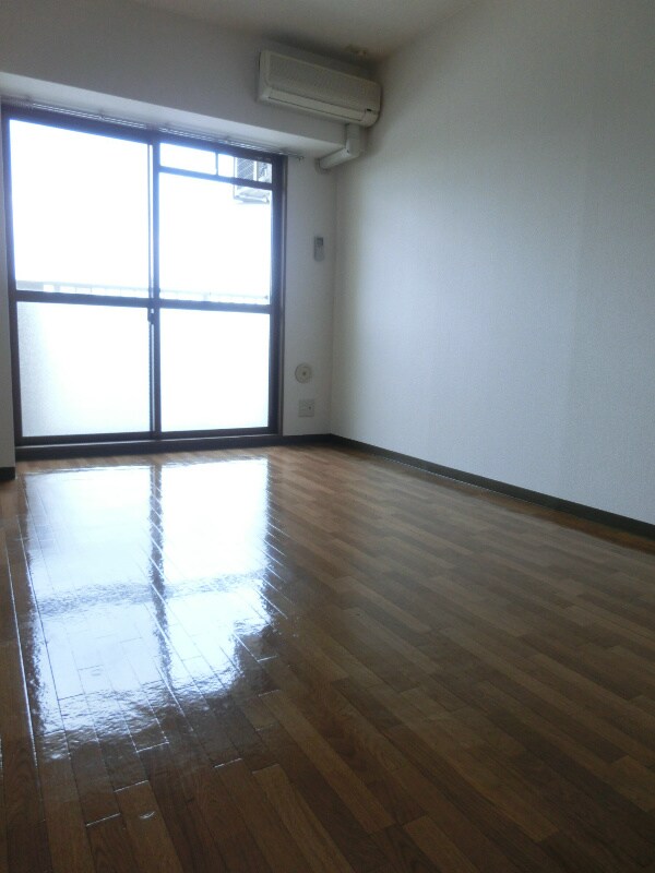 寝室(※同マンション別部屋参考写真)