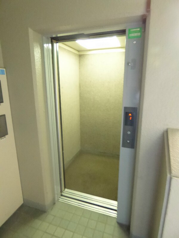 玄関(※同マンション別部屋参考写真)