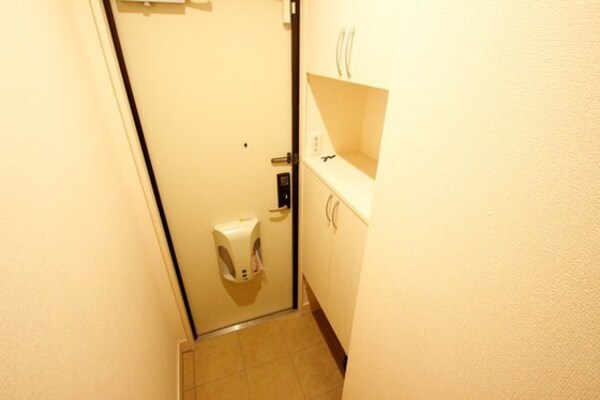 玄関(※同物件参考写真)