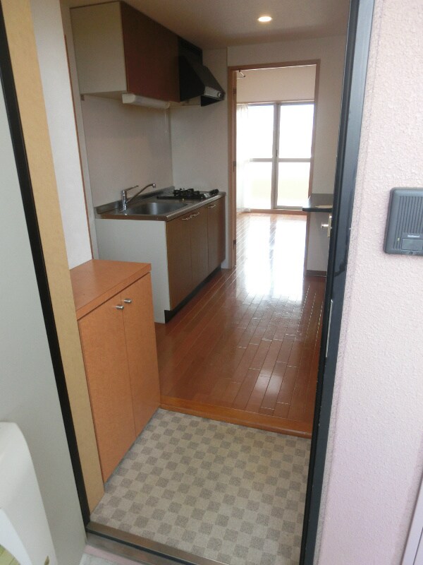 玄関(※同マンション別部屋の参考写真です。)
