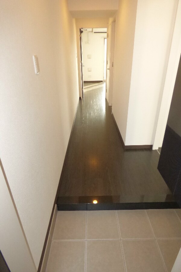 玄関(※同物件別号室参考写真)