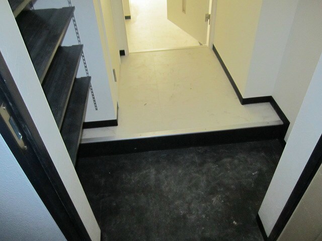 物件内観写真3　(※内装の色は階数によって異なります)