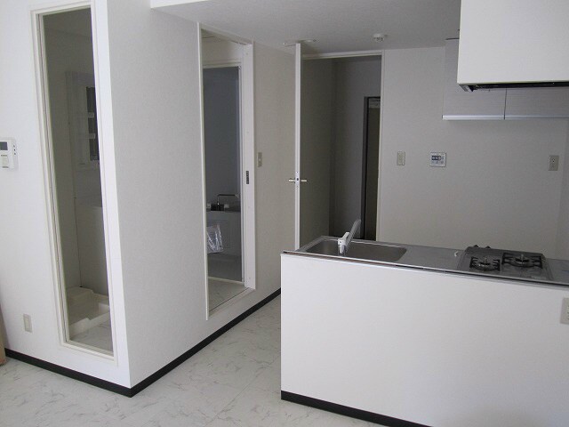 物件内観写真4　(※内装の色は階数によって異なります)