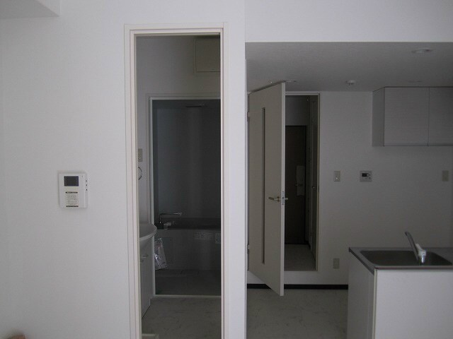 物件内観写真6　(※内装の色は階数によって異なります)