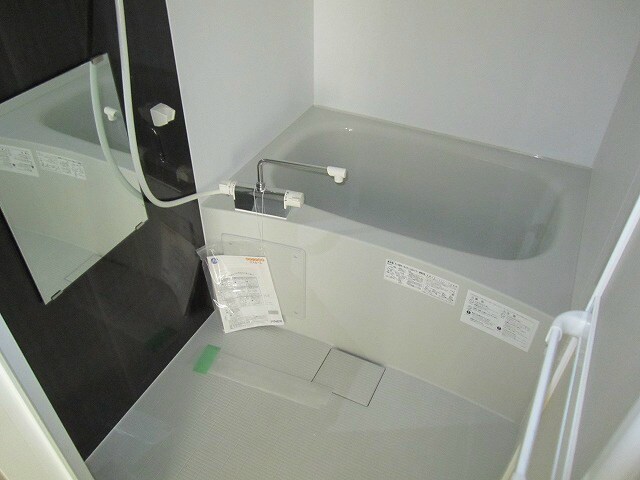 物件内観写真7　(※内装の色は階数によって異なります)