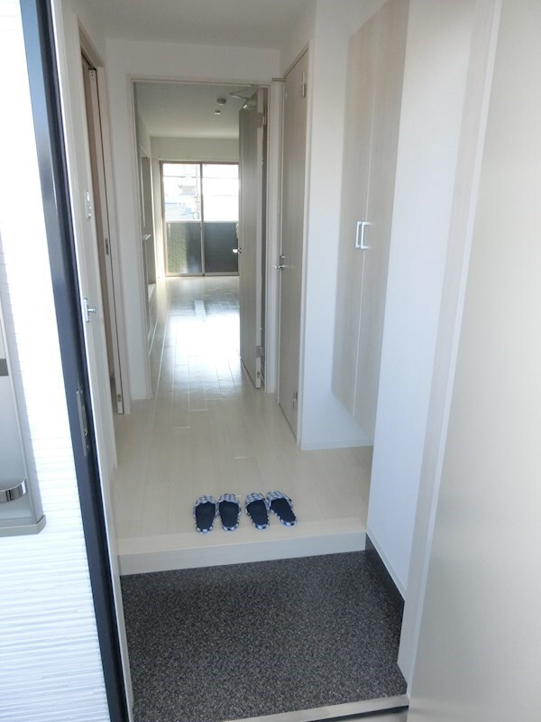 玄関(※同物件別号室参考写真)