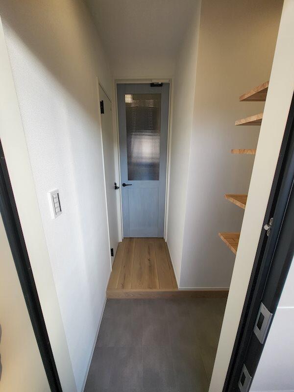 玄関(※同物件別号室参考写真)