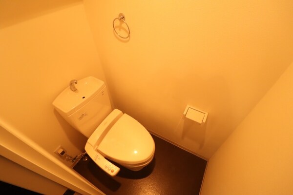 トイレ(※別部屋の写真となります。)
