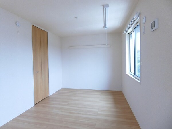 寝室(※同物件別号室参考写真)