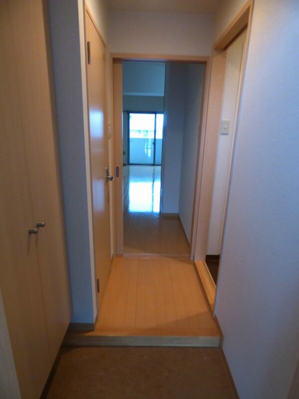 玄関(同物件別号室参考写真)
