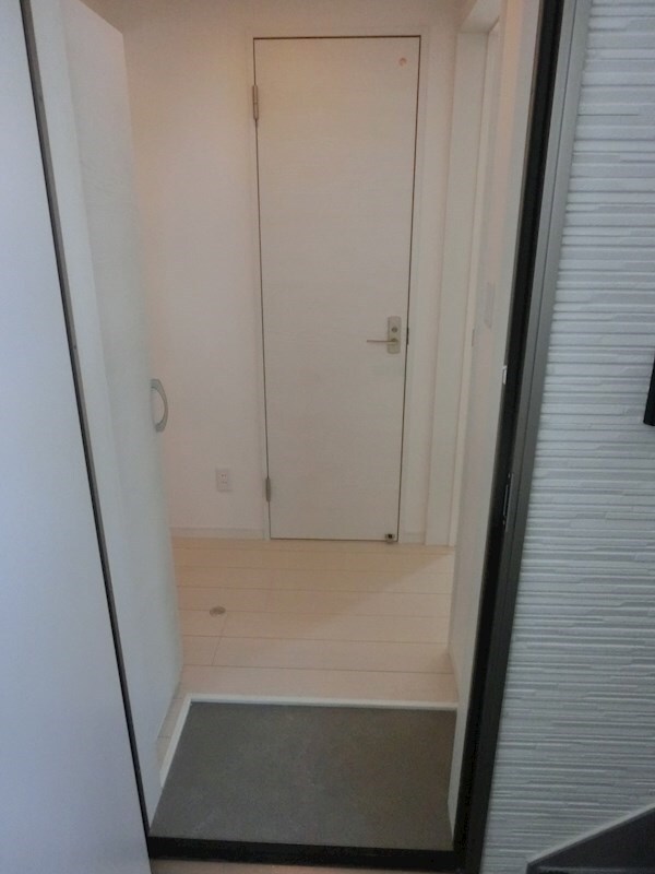 玄関(※同物件別号室参考写真)