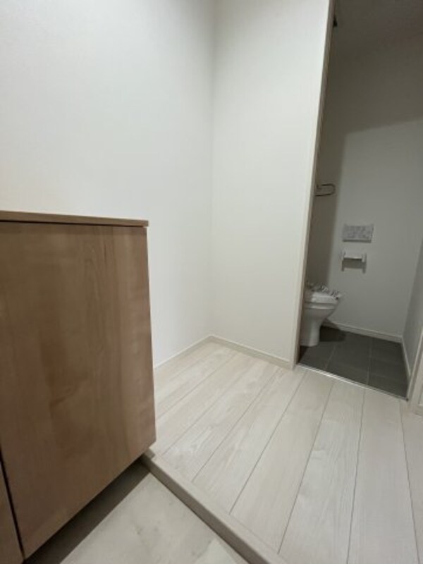 玄関(※同物件別号室参考写真)