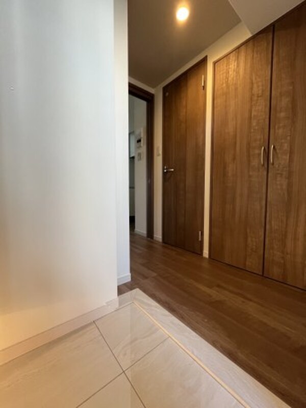 玄関(※同物件別号室参考写真)