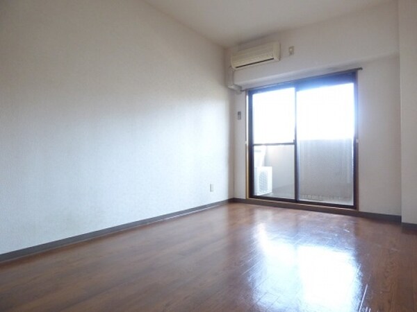 寝室(※同マンション別部屋の参考写真です。)