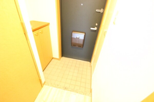 玄関(※同物件別号室参考写真)