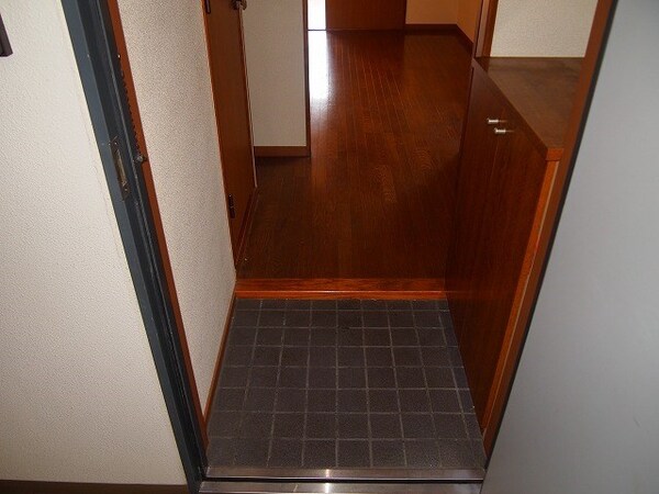 玄関(※他のお部屋の参考写真です。)