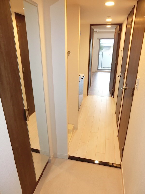 玄関(※実際のお部屋には家具家電が付きます)