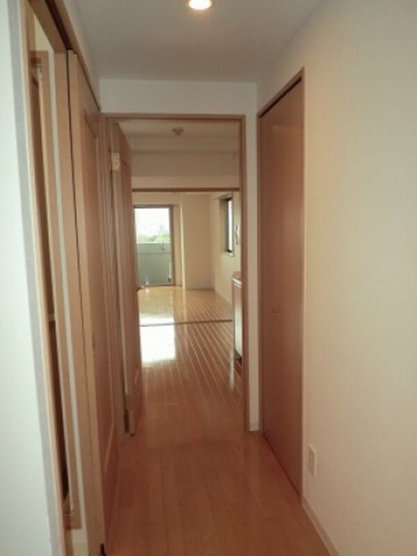 玄関(※同マンション別部屋の参考写真です。)