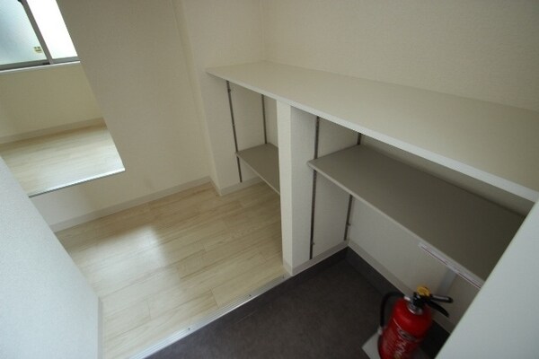 玄関(※同物件別号室参考写真)