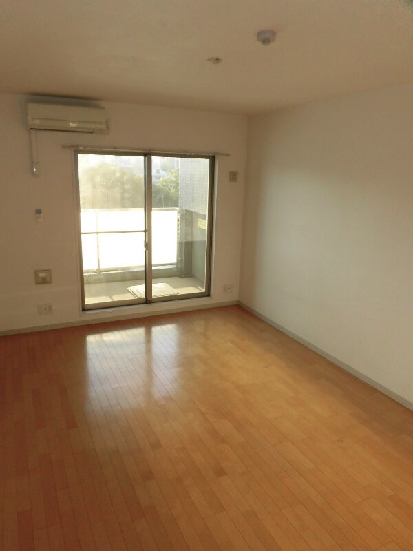 居室(※同マンション別部屋の参考写真です。)