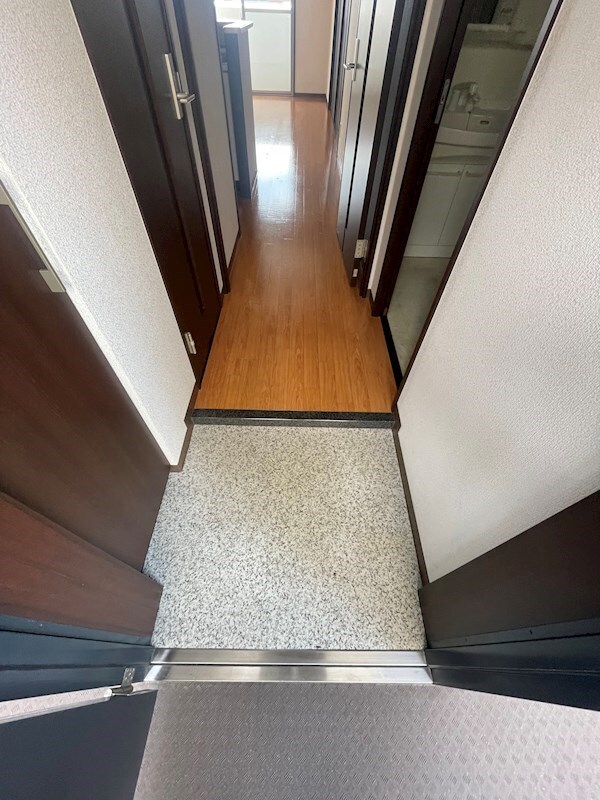 玄関(※同物件別部屋参考写真)