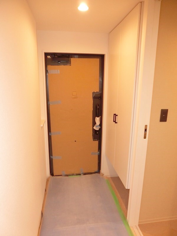 玄関(※モデルルームのお写真です。フロアごとに、床・建具などの色が)